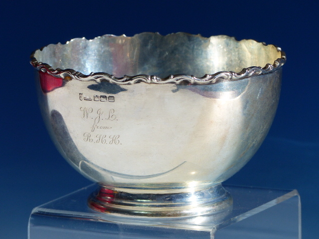 A SILVER PRESENTATION SUGAR BOWL BY JR, SHEFFIELD, 1904, THE WAVY RIM APPLIED ABOVE ROUNDED SIDES. - Image 4 of 10