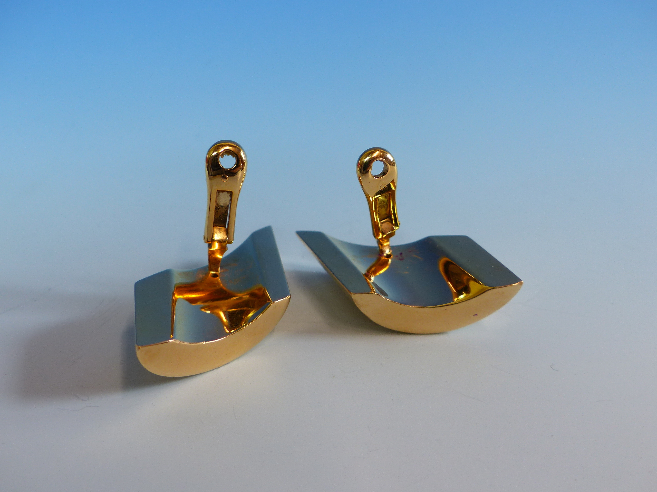 A PAIR OF 18ct YELLOW GOLD DESIGNER VHERNIER MILANO CLIP ON EARRINGS. WEIGHT 42.grams. - Image 5 of 8