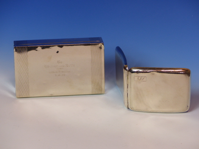 A SILVER HALLMARKED AND WOODEN LINED CIGARETTE BOX ENGRAVED 1937 AND A FURTHER SILVER CIGARETTE - Image 8 of 14