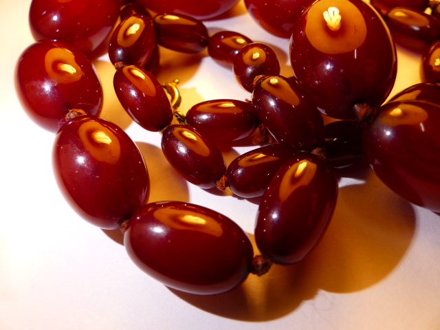 A GRADUATED ROW OF CHERRY AMBER BEADS, KNOTTED. LENGTH 76cms, WEIGHT 60 grams. - Image 18 of 21