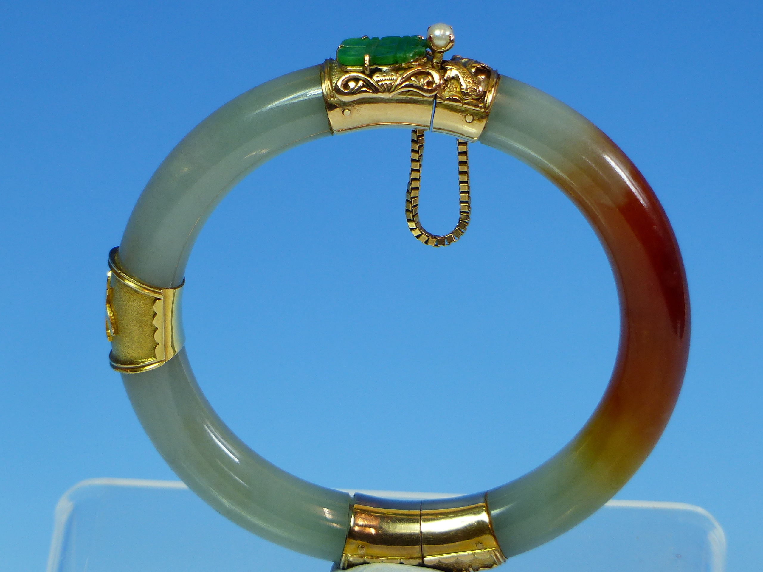 A 14K STAMPED GOLD MOUNTED JADE BANGLE FINISHED WITH A CARVED FISH, JADE AND PEARL CLASP COMPLETE - Image 7 of 38