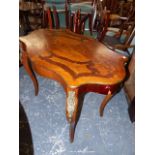 A FRENCH MARQUETRY KINGWOOD CENTRE TABLE, THE BRASS BOUND SERPENTINE EDGED TOP INLAID WITH A VASE