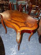 A FRENCH MARQUETRY KINGWOOD CENTRE TABLE, THE BRASS BOUND SERPENTINE EDGED TOP INLAID WITH A VASE