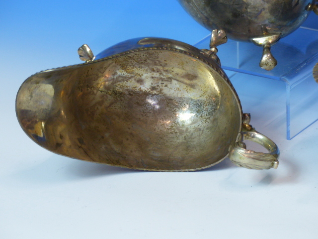 A PAIR OF VICTORIAN SILVER HALLMARKED SAUCE BOATS DATED 1895 FOR JAMES DEAKIN AND SONS TOGETHER WITH - Image 23 of 24