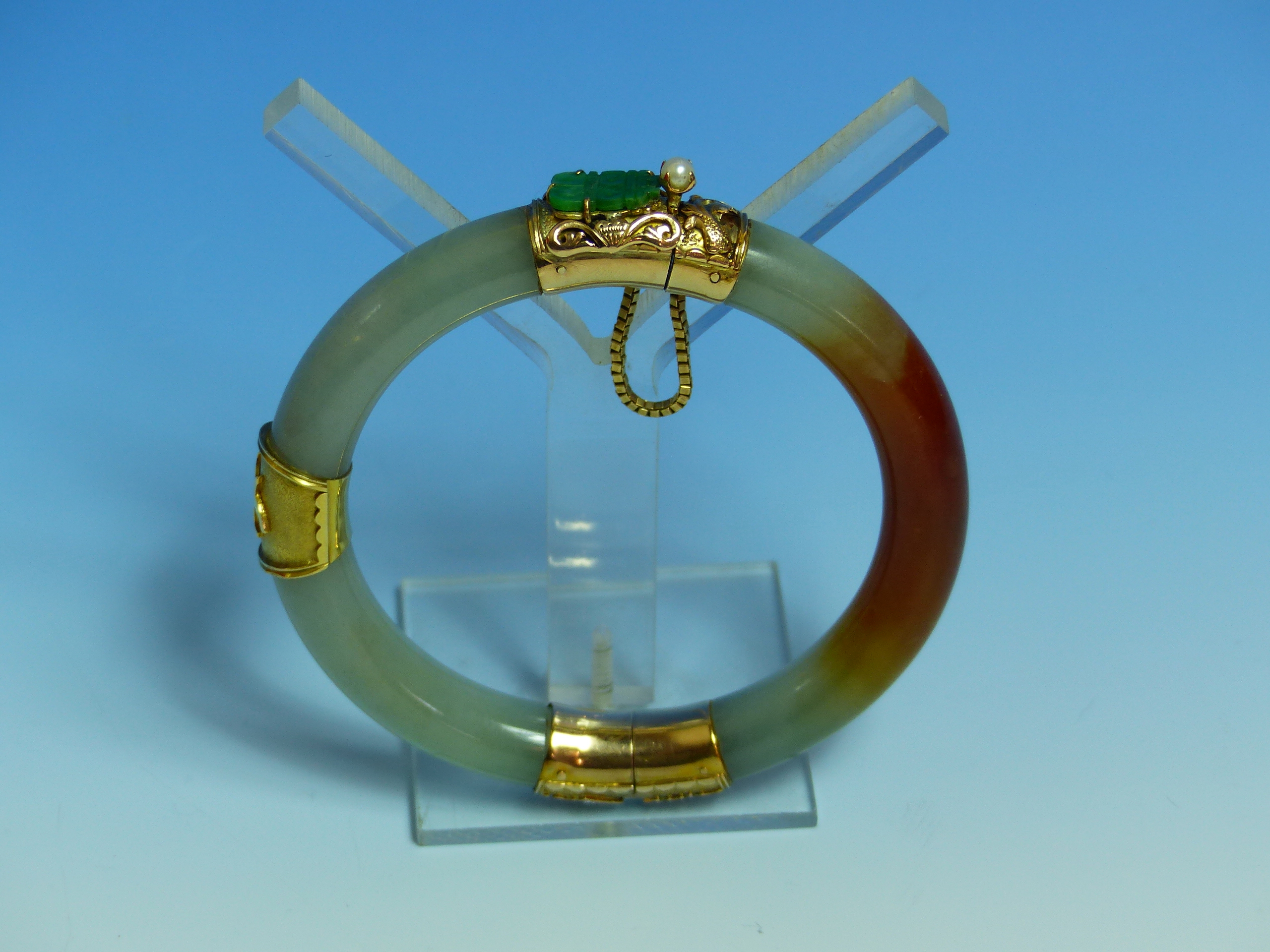 A 14K STAMPED GOLD MOUNTED JADE BANGLE FINISHED WITH A CARVED FISH, JADE AND PEARL CLASP COMPLETE - Image 20 of 38