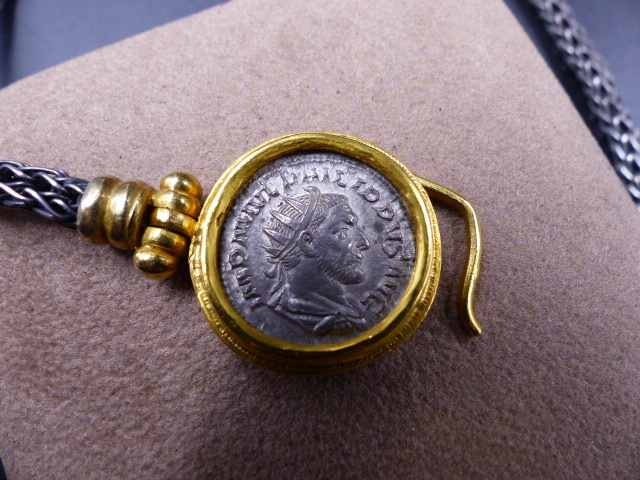 AN EARLY ROMAN COIN MOUNTED AS A PENDANT IN YELLOW METAL ATTACHED TO A WHITE METAL CHAIN. - Image 3 of 5