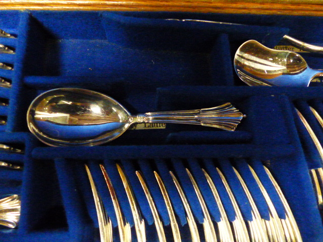 ELECTROPLATE. AN OAK CASED CANTEEN OF BARNARD CUTLERY, APPROXIMATELY TWELVE PLACE SETTINGS TOGETHER - Image 3 of 20