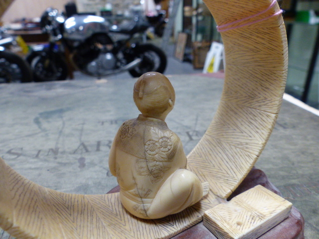 A JAPANESE IVORY FIGURE SEATED WITHIN AN UNFINISHED COOPERED TUB ON IT'S SIDE. H.12cms. - Image 4 of 10