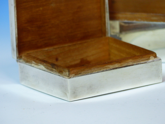 A SILVER HALLMARKED WOOD LINED CIGARETTE BOX, TOGETHER WITH A SMALLER SIMILAR EXAMPLE. LARGER - Image 20 of 26