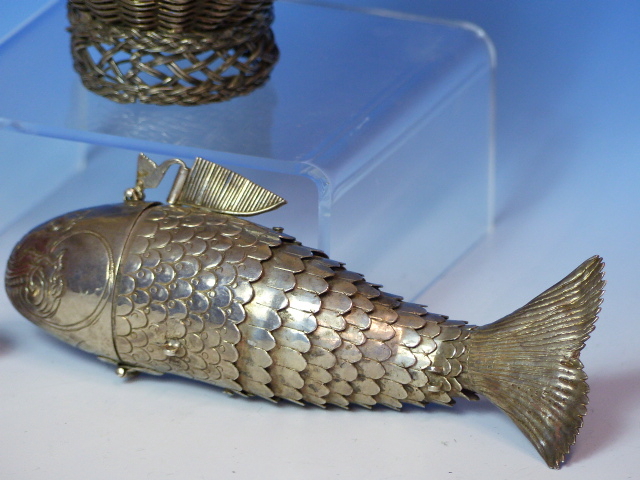 TWO WHITE METAL ARTICULATED FISH JUDAICA, BESAMIM/ SPICE CONTAINERS AND A WIRE WORK BASKET. - Image 5 of 20