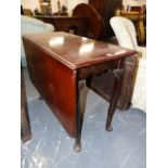 A GEORGIAN MAHOGANY DROP LEAF DINING TABLE, THE ROUNDED RECTANGULAR FLAPS FOLDING DOWN BY THE