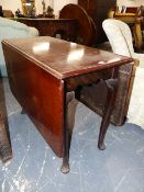 A GEORGIAN MAHOGANY DROP LEAF DINING TABLE, THE ROUNDED RECTANGULAR FLAPS FOLDING DOWN BY THE
