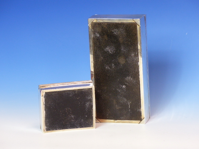 A SILVER HALLMARKED WOOD LINED CIGARETTE BOX, TOGETHER WITH A SMALLER SIMILAR EXAMPLE. LARGER - Image 25 of 26