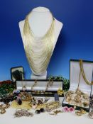 AN ASSORTMENT OF JEWELLERY TO INCLUDE A GOLD AND JADE RING SIGNED CECIL, GOLD HOOPS, A SILVER INGOT,