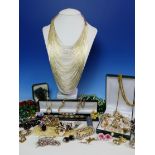 AN ASSORTMENT OF JEWELLERY TO INCLUDE A GOLD AND JADE RING SIGNED CECIL, GOLD HOOPS, A SILVER INGOT,