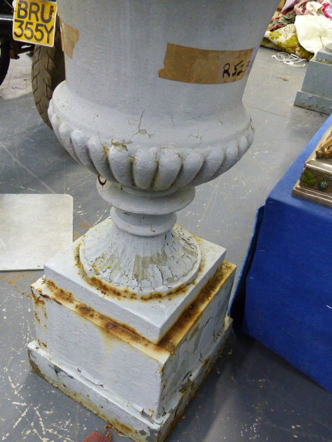 A PAIR OF ANTIQUE CAST IRON CAMPAGNA GARDEN URNS OF RIBBED FORM AND PLINTH BASES. OVERALL H.105cms. - Image 9 of 10