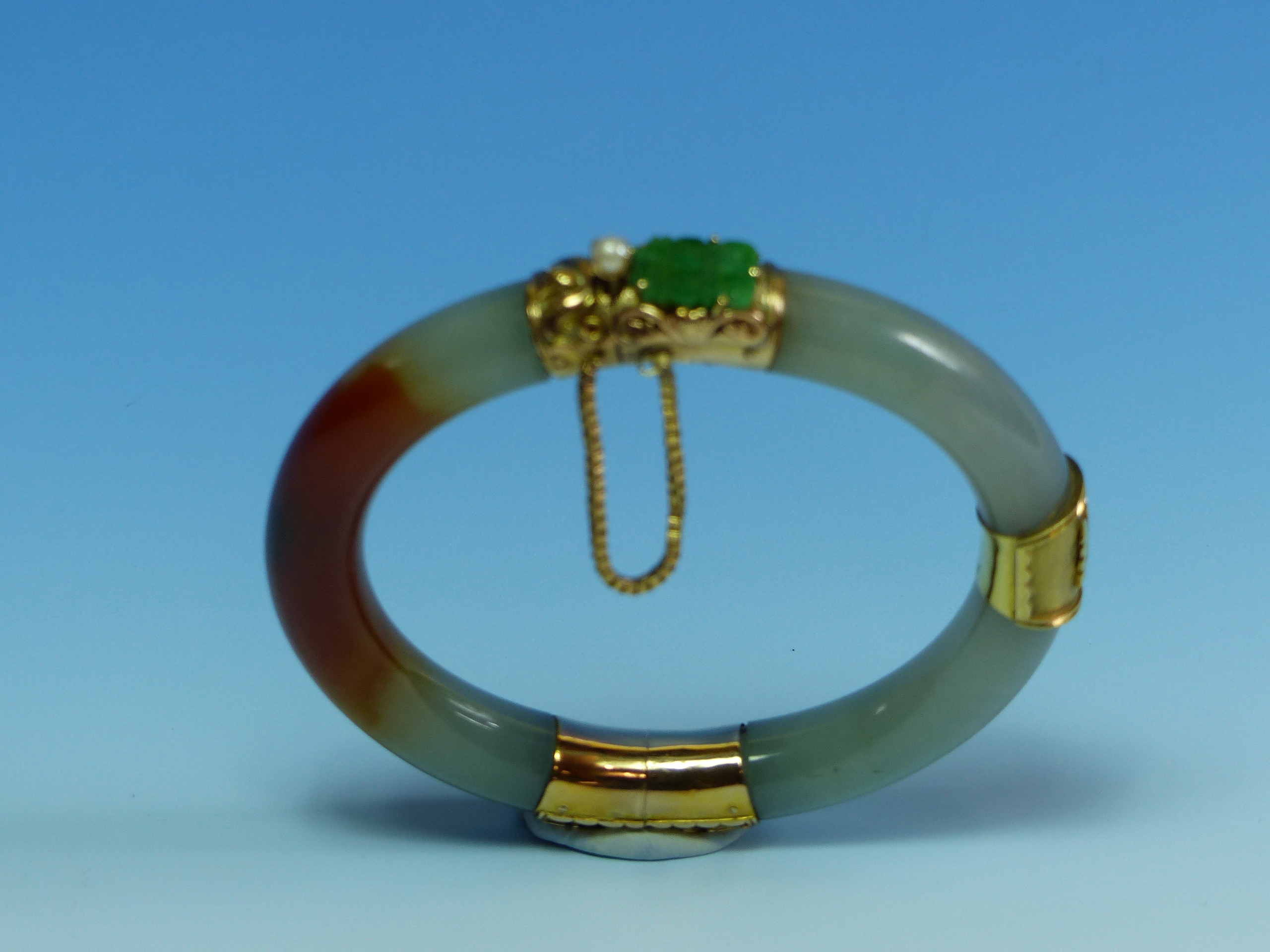 A 14K STAMPED GOLD MOUNTED JADE BANGLE FINISHED WITH A CARVED FISH, JADE AND PEARL CLASP COMPLETE - Image 11 of 38