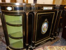 A VICTORIAN EBONISED ORMOLU MOUNTED SIDE CABINET, FOUR BRASS FLUTED COLUMNS FLANKED BY QUARTER