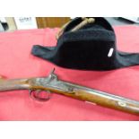 AN ANTIQUE PERCUSSION SPORTING GUN TOGETHER WITH A BI-CORN HAT. (2)