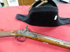 AN ANTIQUE PERCUSSION SPORTING GUN TOGETHER WITH A BI-CORN HAT. (2)