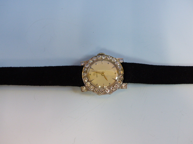 A LADIES PLATINUM AND DIAMOND WATCH FITTED WITH A VINTAGE OMEGA MANUAL WOUND MOVEMENT. THE INSIDE - Image 8 of 18