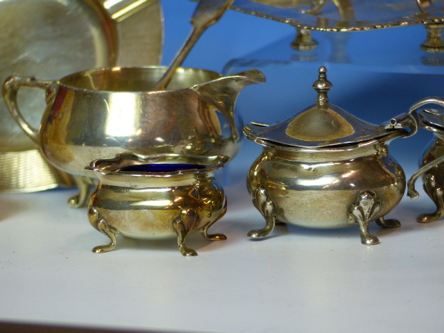 A QUANTITY OF HALLMARKED SILVER, ETC TO INCLUDE A CREAMER. ASHTRAY,SUGAR NIPS, A THREE PART CRUET - Image 9 of 22