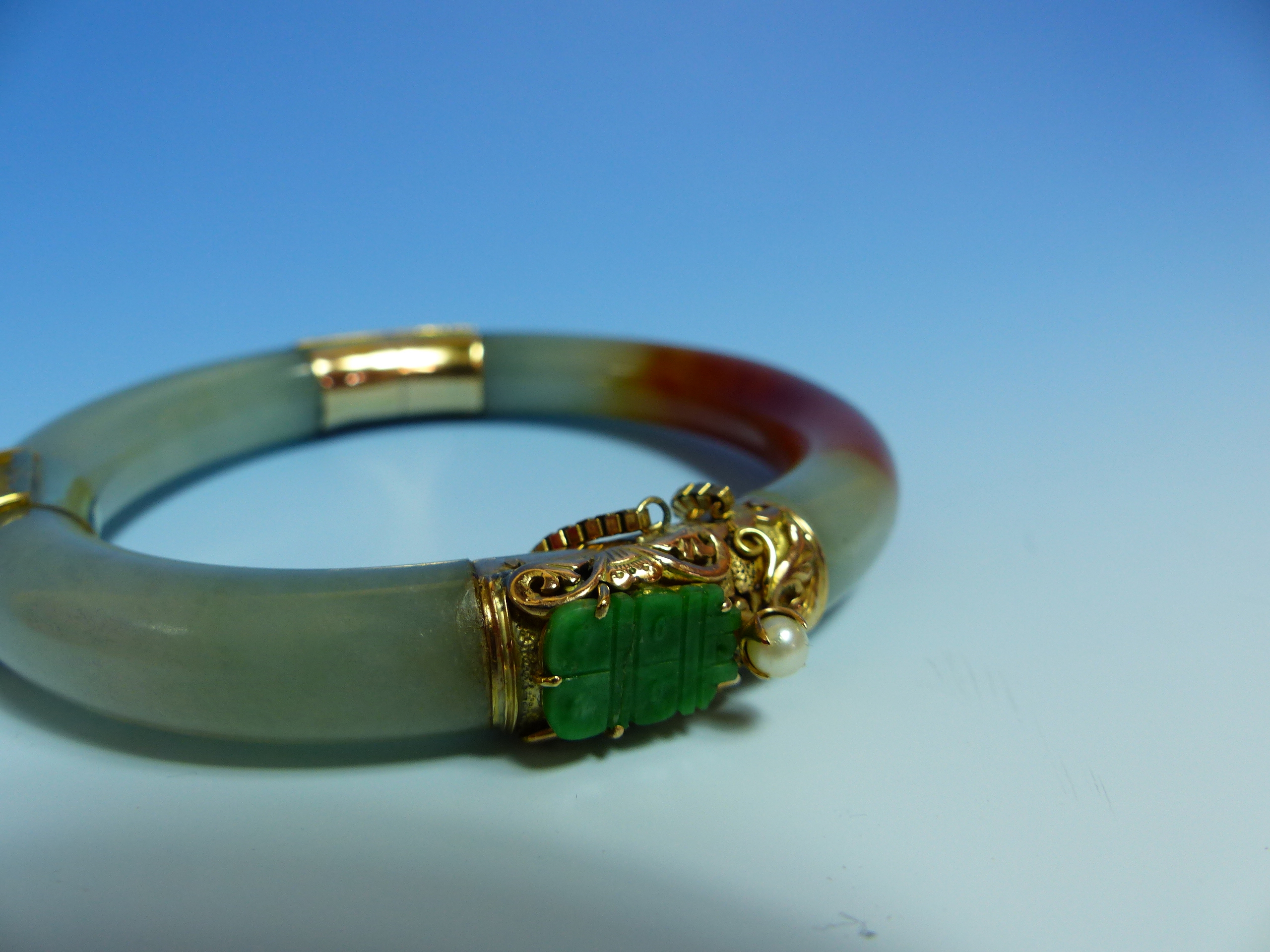 A 14K STAMPED GOLD MOUNTED JADE BANGLE FINISHED WITH A CARVED FISH, JADE AND PEARL CLASP COMPLETE - Image 27 of 38