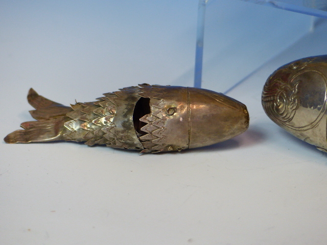 TWO WHITE METAL ARTICULATED FISH JUDAICA, BESAMIM/ SPICE CONTAINERS AND A WIRE WORK BASKET. - Image 4 of 20