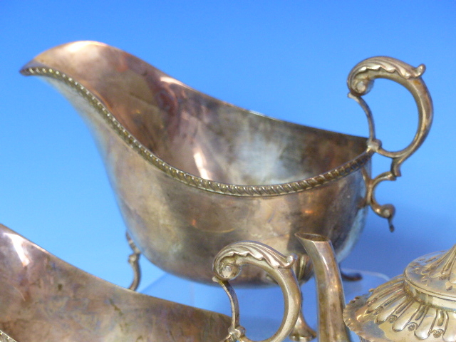 A PAIR OF VICTORIAN SILVER HALLMARKED SAUCE BOATS DATED 1895 FOR JAMES DEAKIN AND SONS TOGETHER WITH - Image 5 of 24