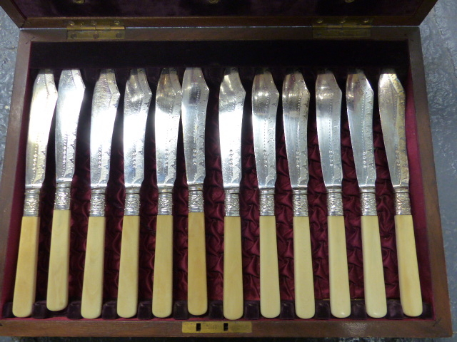 ELECTROPLATE. AN OAK CASED CANTEEN OF BARNARD CUTLERY, APPROXIMATELY TWELVE PLACE SETTINGS TOGETHER - Image 13 of 20