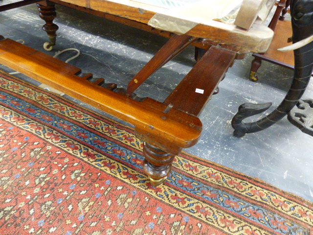 A 19th.C.MAHOGANY ADJUSTABLE CAMPAIGN TYPE FOLDING DAY BED ON TURNED LEGS WITH CERAMIC CASTERS. - Image 9 of 14