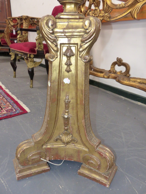 AN ANTIQUE CARVED GILTWOOD TORCHERE TEN LIGHT STANDARD LAMP. H.188cms. - Image 2 of 7