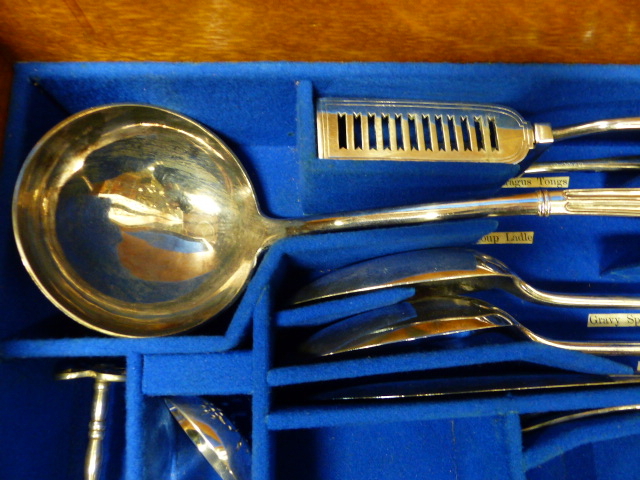 ELECTROPLATE. AN OAK CASED CANTEEN OF BARNARD CUTLERY, APPROXIMATELY TWELVE PLACE SETTINGS TOGETHER - Image 11 of 20