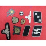 A SMALL COLLECTION OF SS INSIGNIA TO INCLUDE RANK AND CAP INSIGNIA IN METAL AND CLOTH, METAL