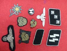 A SMALL COLLECTION OF SS INSIGNIA TO INCLUDE RANK AND CAP INSIGNIA IN METAL AND CLOTH, METAL