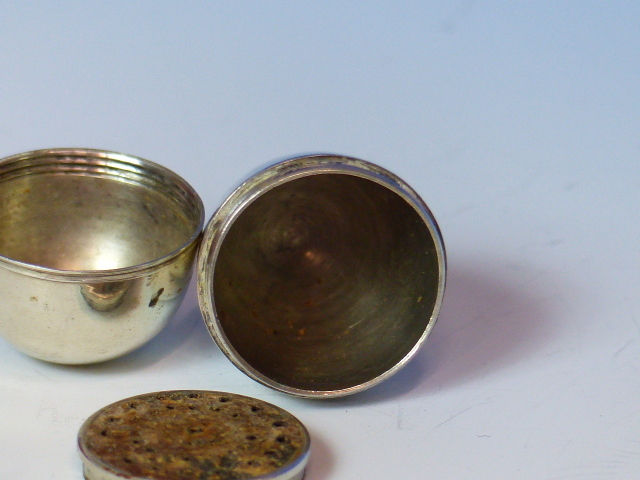 AN ANTIQUE WHITE METAL EGG FORM NUTMEG POT WITH INTEGRAL GRATER- NO ASSAY MARKS BUT BEARING "S M" - Image 10 of 14