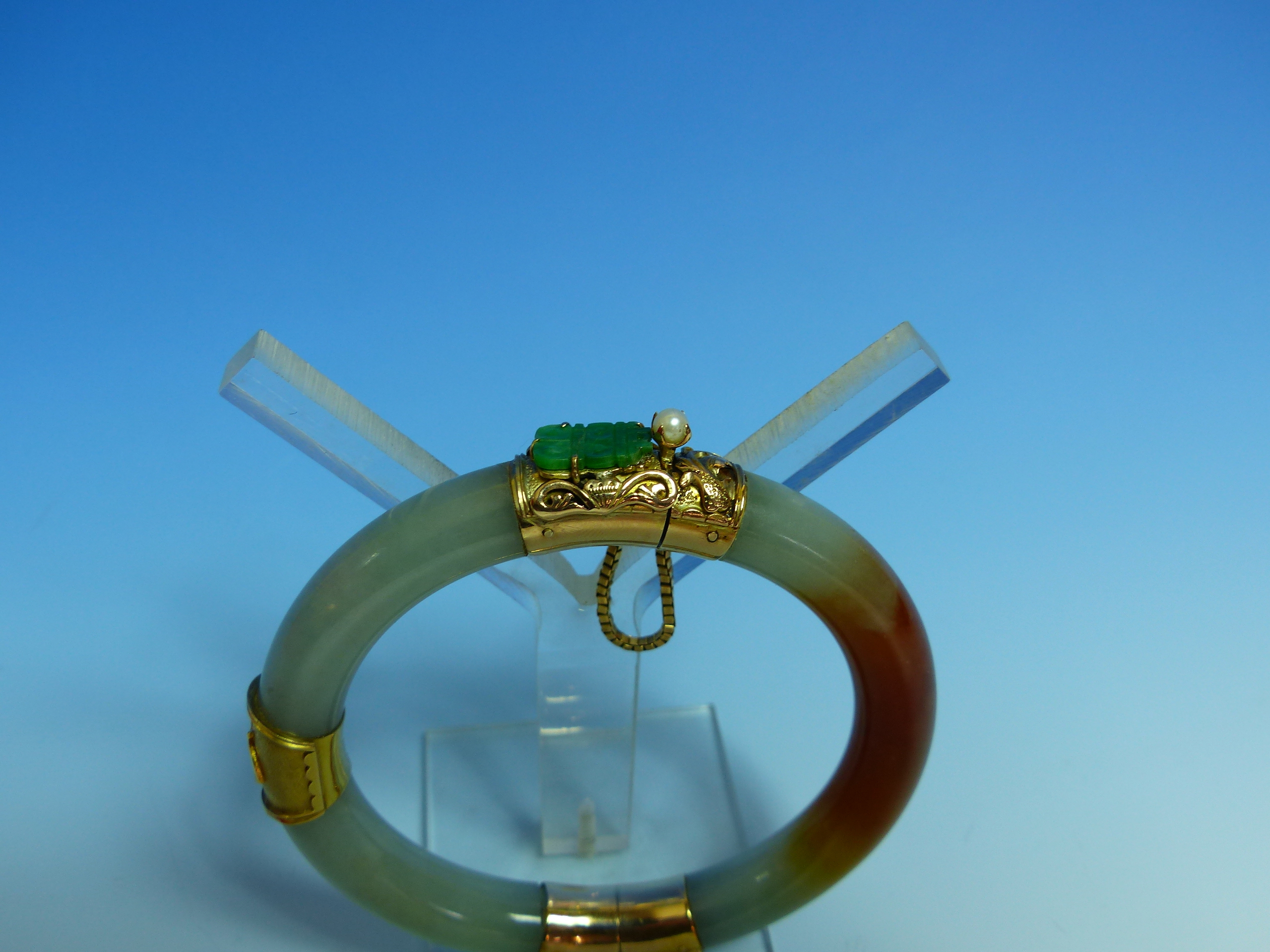 A 14K STAMPED GOLD MOUNTED JADE BANGLE FINISHED WITH A CARVED FISH, JADE AND PEARL CLASP COMPLETE - Image 21 of 38