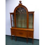 AN EDWARDIAN PARQUETRY SATINWOOD NEO CLASSICAL STYLE EDWARDIAN SHALLOW FRONT DISPLAY CABINET