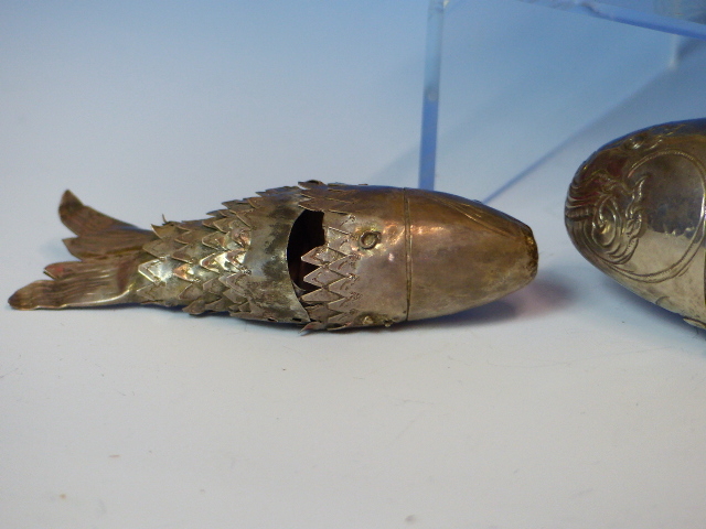 TWO WHITE METAL ARTICULATED FISH JUDAICA, BESAMIM/ SPICE CONTAINERS AND A WIRE WORK BASKET. - Image 3 of 20