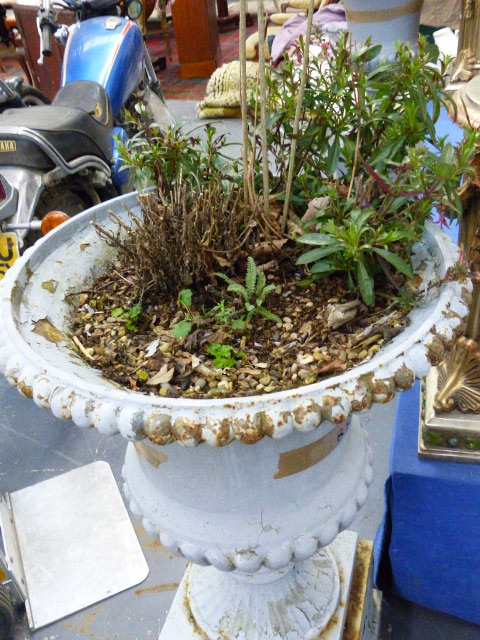 A PAIR OF ANTIQUE CAST IRON CAMPAGNA GARDEN URNS OF RIBBED FORM AND PLINTH BASES. OVERALL H.105cms. - Image 10 of 10