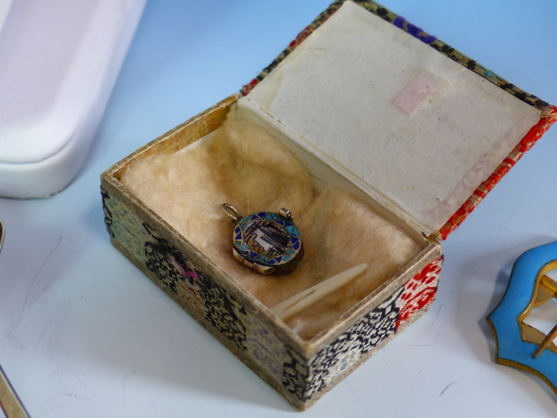 A SELECTION OF ORIENTAL BLUE ENAMELLED JEWELLERY TOGETHER WITH AN IVORY AND WHITE METAL FISH BROOCH, - Image 22 of 27