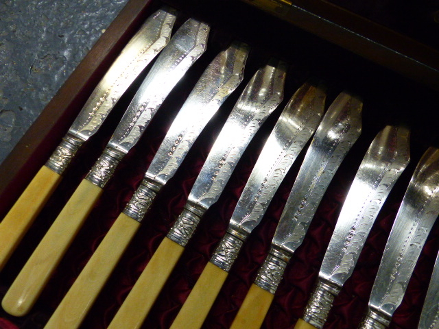 ELECTROPLATE. AN OAK CASED CANTEEN OF BARNARD CUTLERY, APPROXIMATELY TWELVE PLACE SETTINGS TOGETHER - Image 15 of 20