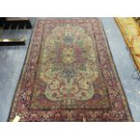 AN ANTIQUE PERSIAN ISFAHAN RUG. 209 x 142cms.