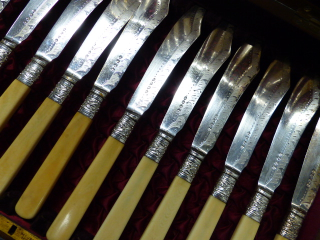 ELECTROPLATE. AN OAK CASED CANTEEN OF BARNARD CUTLERY, APPROXIMATELY TWELVE PLACE SETTINGS TOGETHER - Image 16 of 20