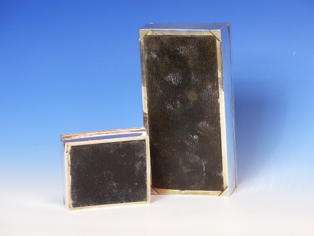 A SILVER HALLMARKED WOOD LINED CIGARETTE BOX, TOGETHER WITH A SMALLER SIMILAR EXAMPLE. LARGER - Image 26 of 26