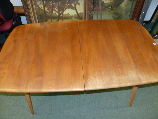 AN ERCOL PALE ELM EXTENDING DINING TABLE WITH TWO LEAVES TOGETHER WITH A SET OF EIGHT ERCOL STICK - Image 2 of 5