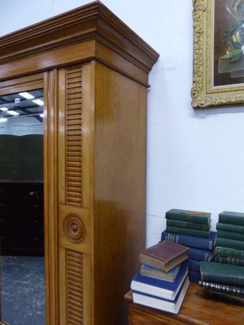 A VICTORIAN ASH WARDROBE WITH SINGLE MIRROR DOOR OVER DRAWERS AND PLINTH BASE. 106 x 59 x H.208cms. - Image 3 of 8