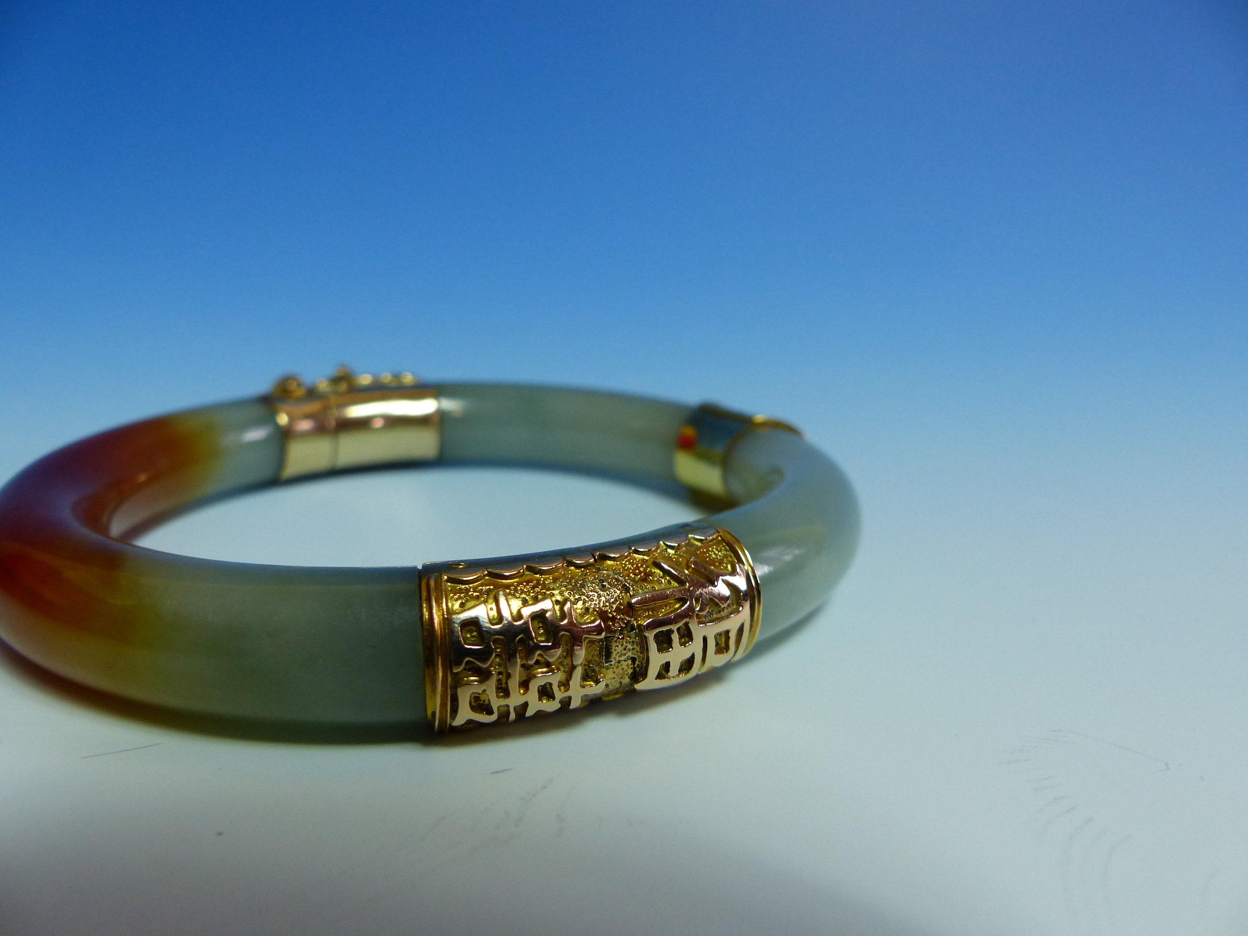 A 14K STAMPED GOLD MOUNTED JADE BANGLE FINISHED WITH A CARVED FISH, JADE AND PEARL CLASP COMPLETE - Image 32 of 38