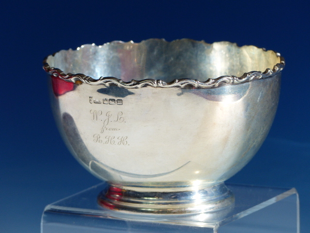 A SILVER PRESENTATION SUGAR BOWL BY JR, SHEFFIELD, 1904, THE WAVY RIM APPLIED ABOVE ROUNDED SIDES. - Image 10 of 10