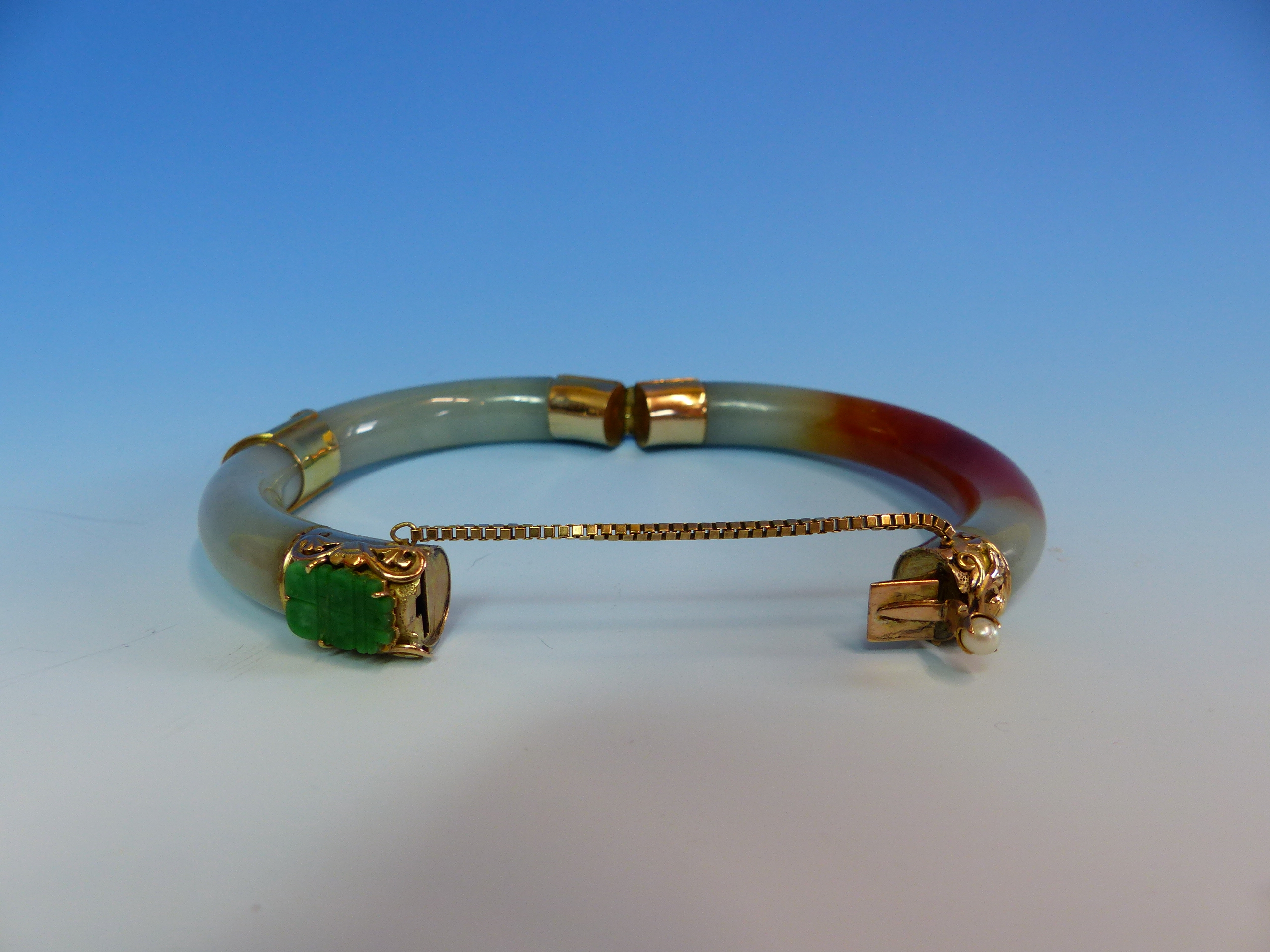 A 14K STAMPED GOLD MOUNTED JADE BANGLE FINISHED WITH A CARVED FISH, JADE AND PEARL CLASP COMPLETE - Image 34 of 38